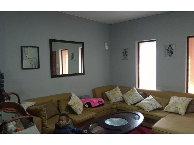 2 bedroom Apartment in Mikkadesh Complex, Witpotjie Roodepoort Johannesburg - Photo 5