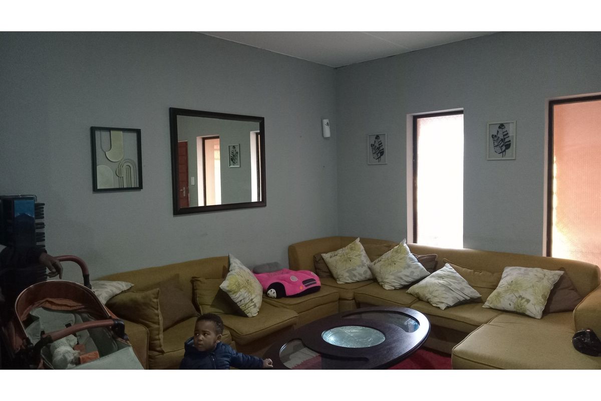 2 bedroom Apartment in Mikkadesh Complex, Witpotjie Roodepoort Johannesburg - Photo 5