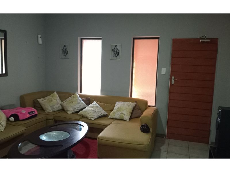 2 bedroom Apartment in Mikkadesh Complex, Witpotjie Roodepoort Johannesburg - Photo 4