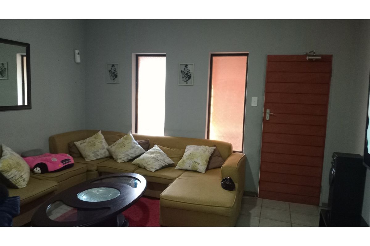 2 bedroom Apartment in Mikkadesh Complex, Witpotjie Roodepoort Johannesburg - Photo 4