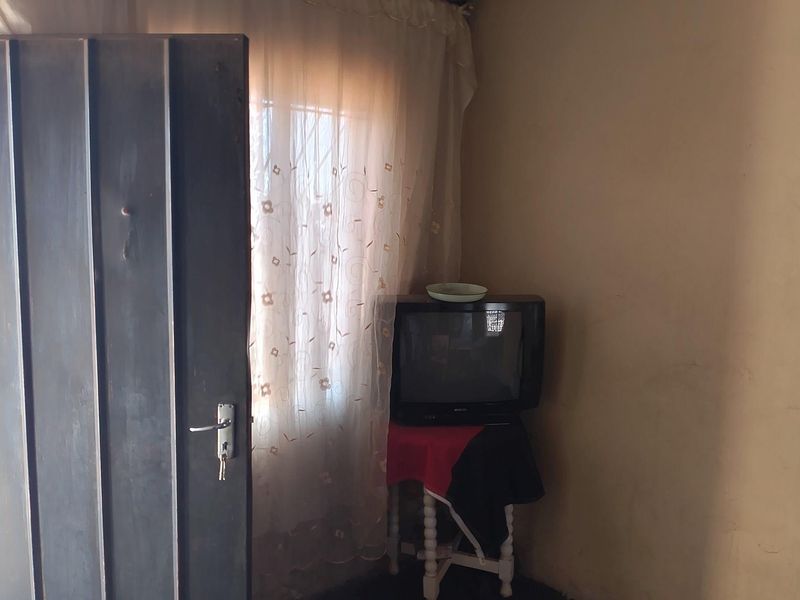 "Charming Renovated Home in Zonkezizwe - for sale" - Photo 9