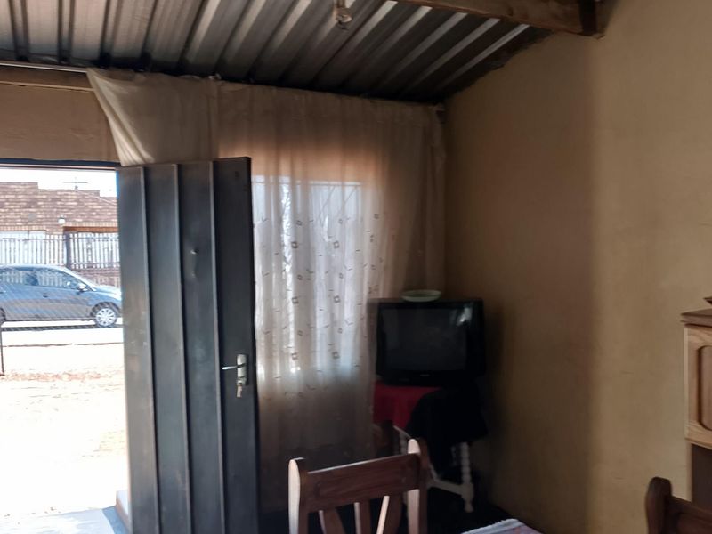 "Charming Renovated Home in Zonkezizwe - for sale" - Photo 5