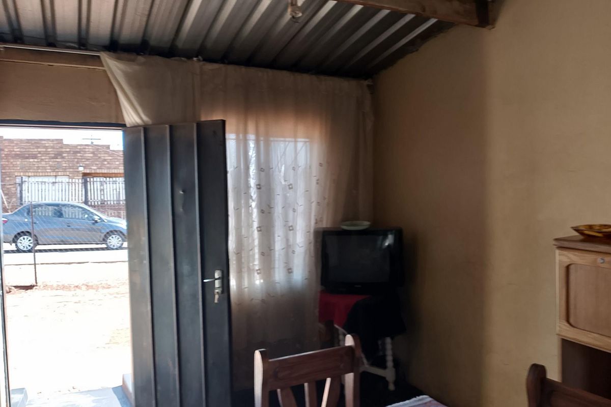 "Charming Renovated Home in Zonkezizwe - for sale" - Photo 5