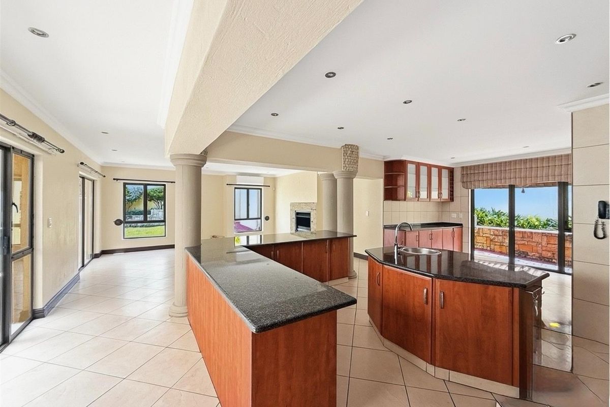 Luxurious 7-Bedroom Family Home in Dainfern Golf Estate - Photo 3