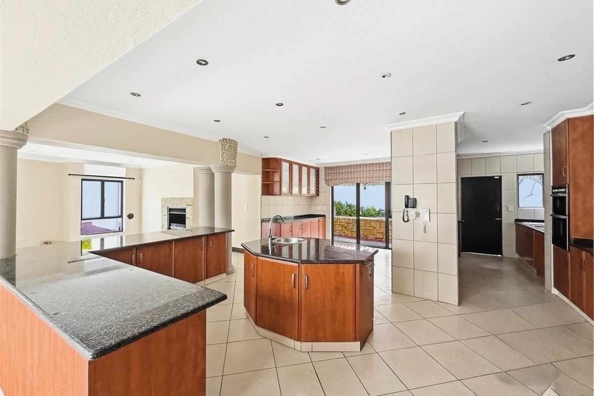 Luxurious 7-Bedroom Family Home in Dainfern Golf Estate - Photo 2