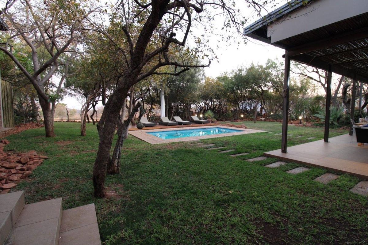 Zwartkloof - Family home 5 bedrooms including bachelor flat with spectacular views - Photo 5