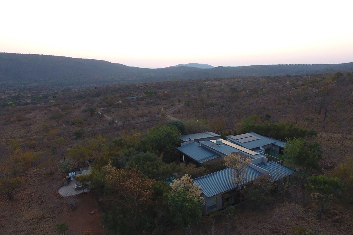 Zwartkloof - Family home 5 bedrooms including bachelor flat with spectacular views - Photo 2