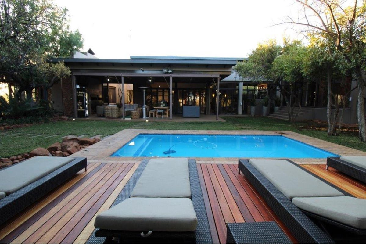 Zwartkloof - Family home 5 bedrooms including bachelor flat with spectacular views - Photo 3