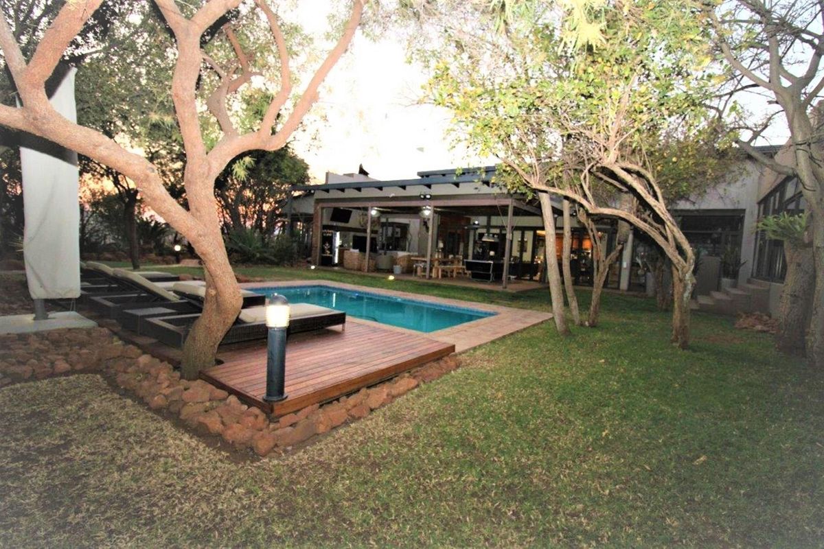Zwartkloof - Family home 5 bedrooms including bachelor flat with spectacular views - Photo 4