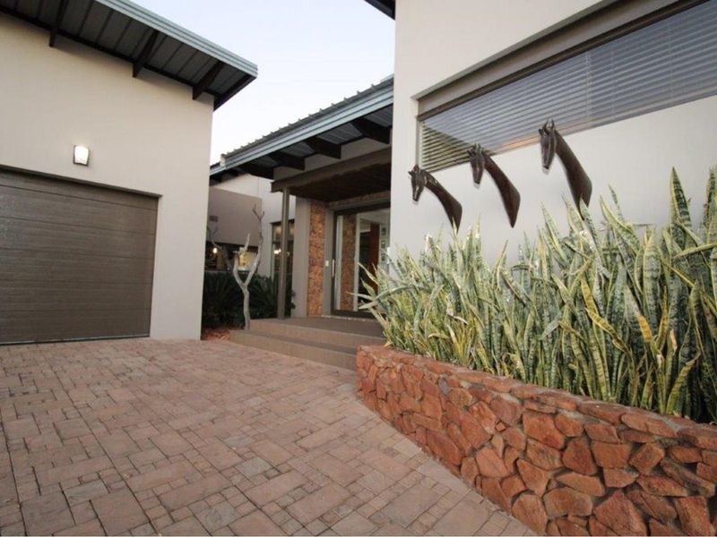 Zwartkloof - Family home 5 bedrooms including bachelor flat with spectacular views - Photo 10