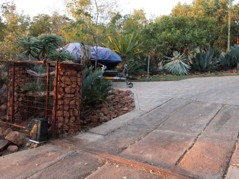 Zwartkloof - Family home 5 bedrooms including bachelor flat with spectacular views - Photo 7