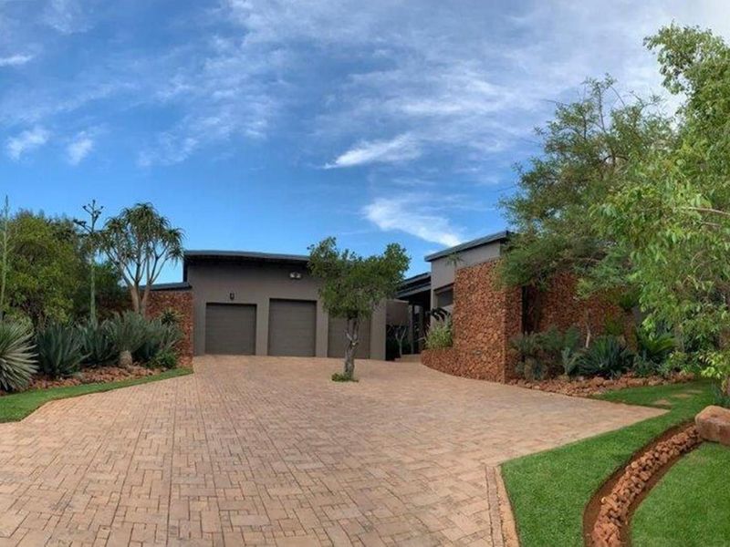 Zwartkloof - Family home 5 bedrooms including bachelor flat with spectacular views - Photo 9