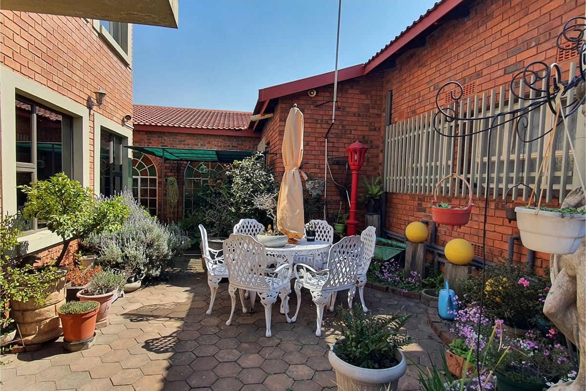 Exceptional Dual-Residence Property in the Heart of Secunda’s Prestigious Green Area - Photo 5