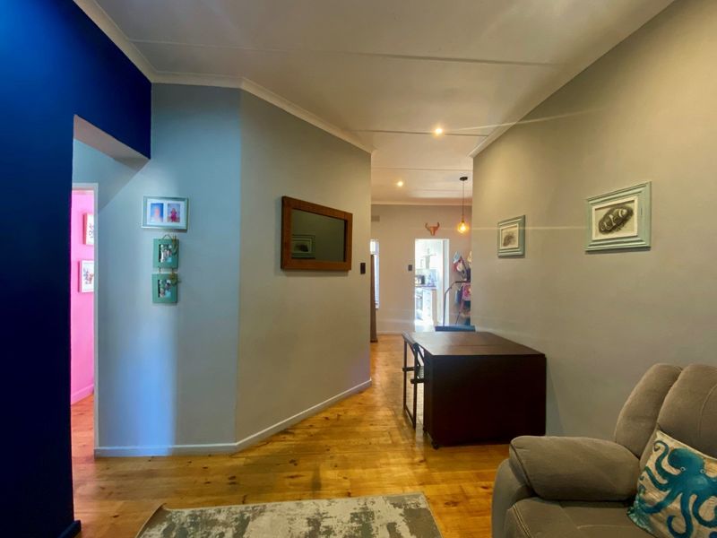 Coastal Character - Photo 2