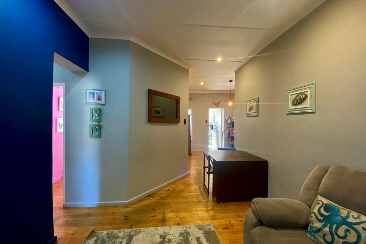 Coastal Character - Photo 2