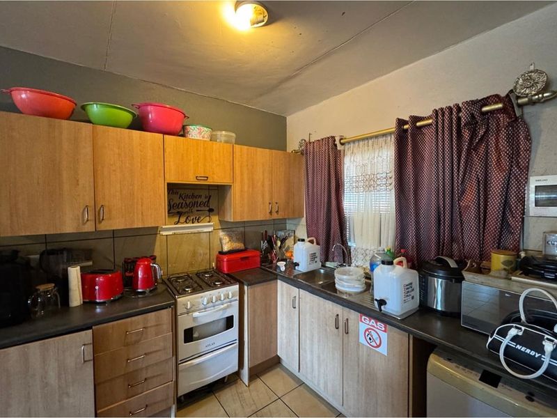 "2 Bedrooms, 2 Bathrooms, Enclosed Balcony" - Photo 6