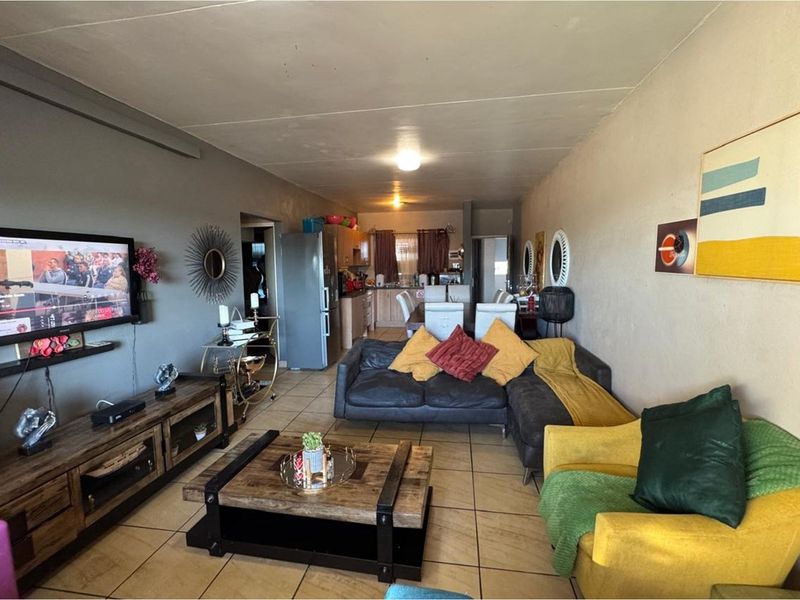 "2 Bedrooms, 2 Bathrooms, Enclosed Balcony" - Photo 3