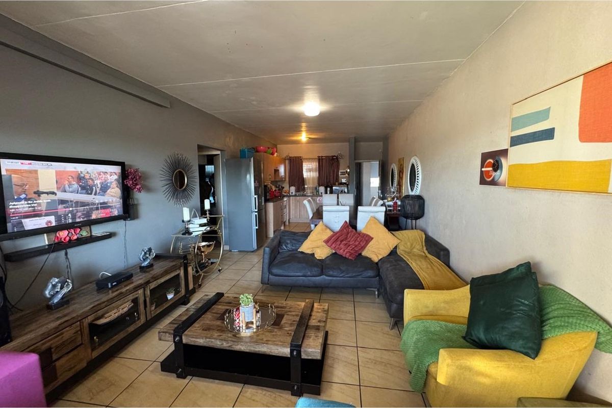 "2 Bedrooms, 2 Bathrooms, Enclosed Balcony" - Photo 3