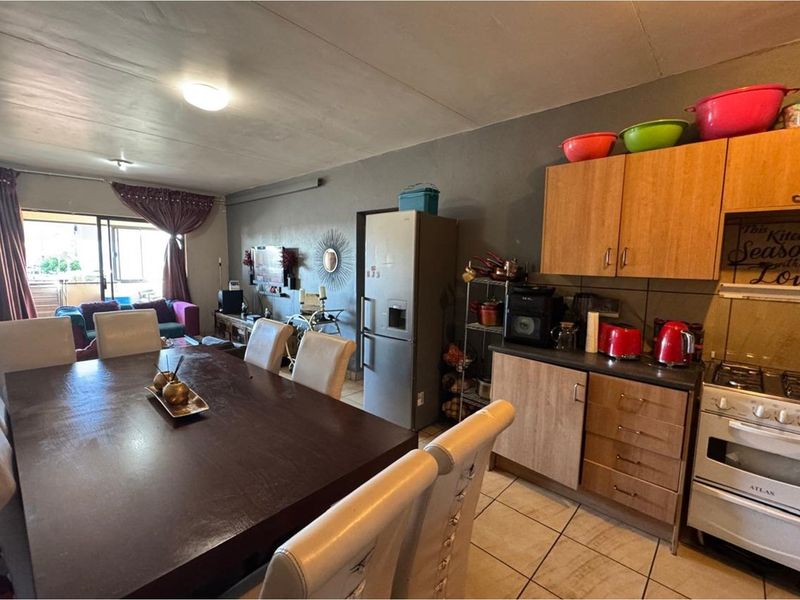 "2 Bedrooms, 2 Bathrooms, Enclosed Balcony" - Photo 5