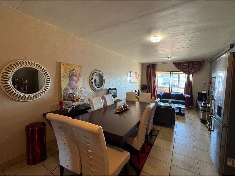 "2 Bedrooms, 2 Bathrooms, Enclosed Balcony" - Photo 2