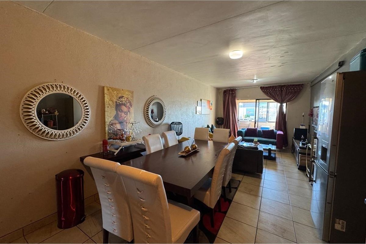 "2 Bedrooms, 2 Bathrooms, Enclosed Balcony" - Photo 2