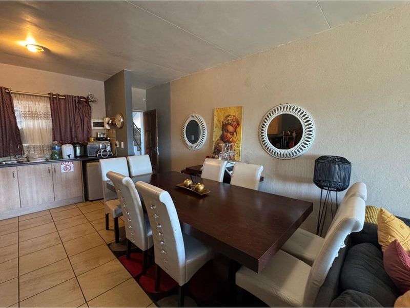 "2 Bedrooms, 2 Bathrooms, Enclosed Balcony" - Photo 1