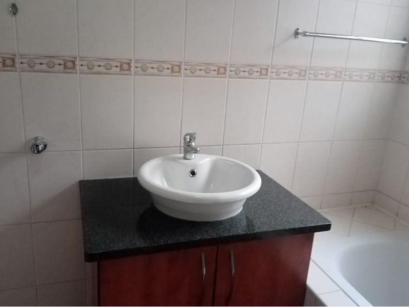 2 Bedroom Apartment For sale in Midrand - Photo 3