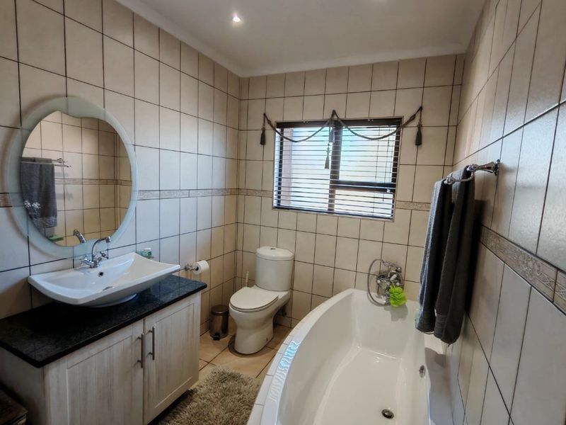Exceptional full-title 5-bedroom family home For Sale in Shona Langa Nature Estate - Photo 9