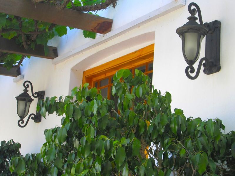 EXCLUSIVE HOUSE OF ROSELEIGH - Photo 2