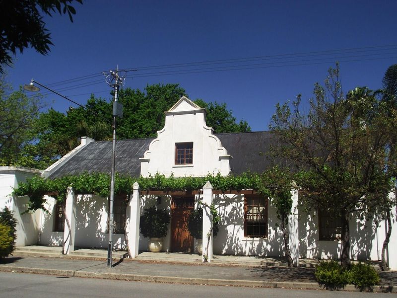 EXCLUSIVE HOUSE OF ROSELEIGH - Photo 1