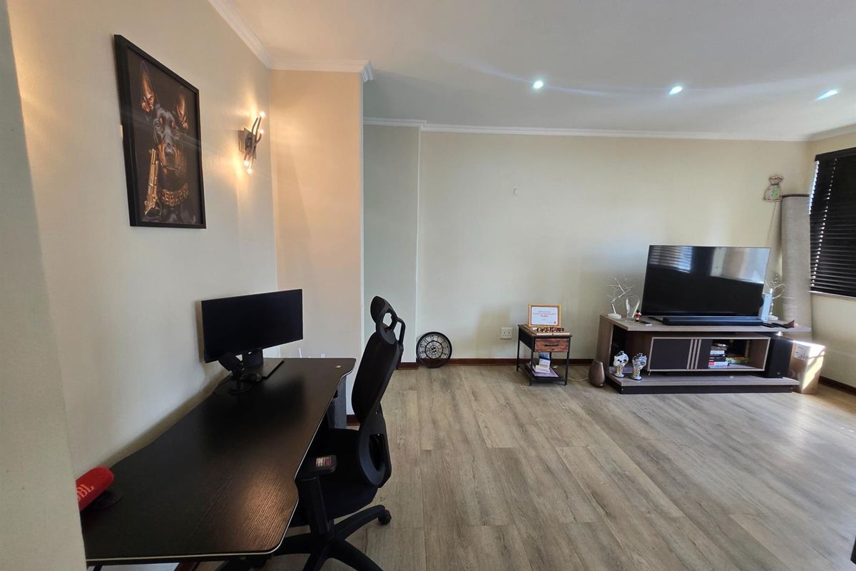 Experience Luxurious City Living in the Heart of Marshalltown - Photo 4