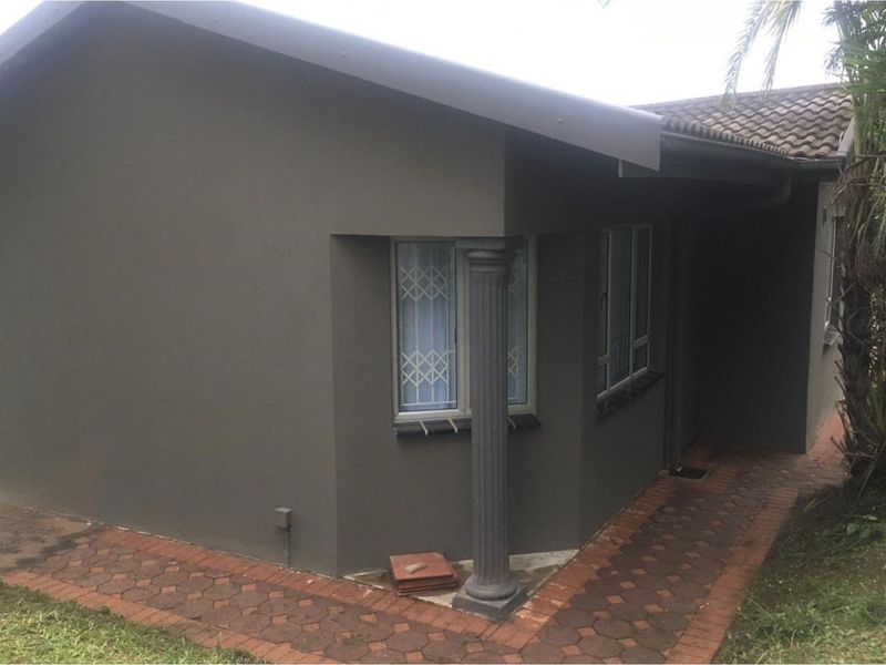 Charming 3-Bed 2 Bath House in Westcliff Stand Alone unit Own Yard - Photo 5