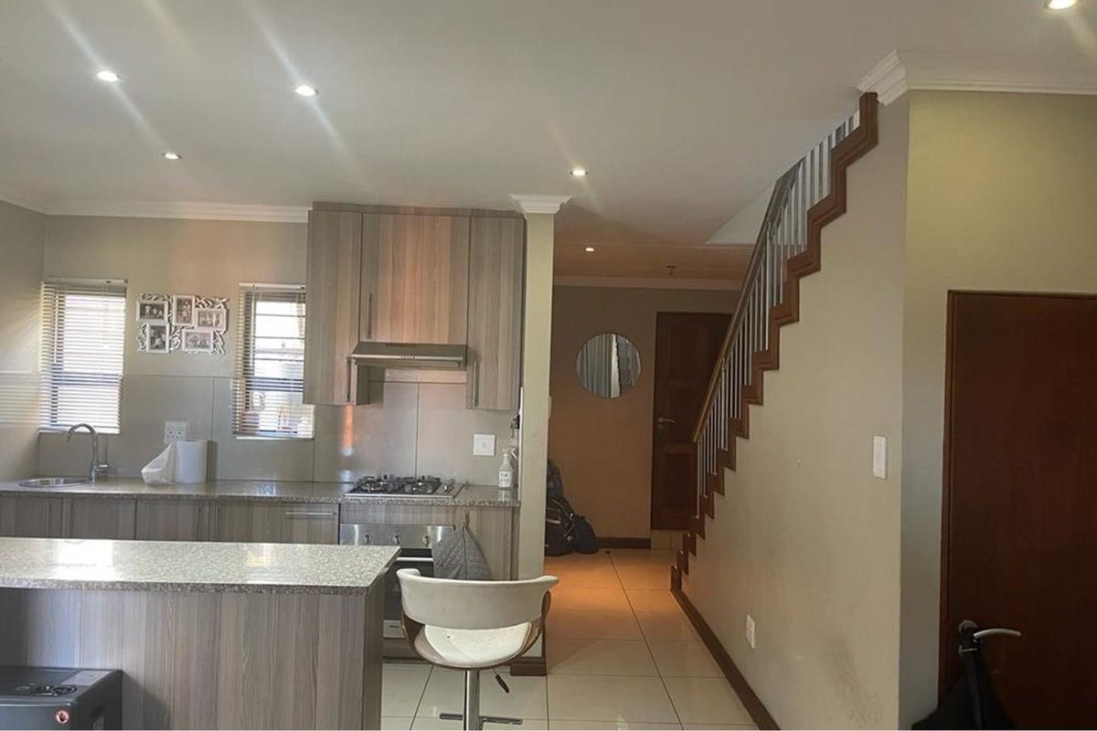 Don't miss out on this spacious apartment!!! - Photo 2