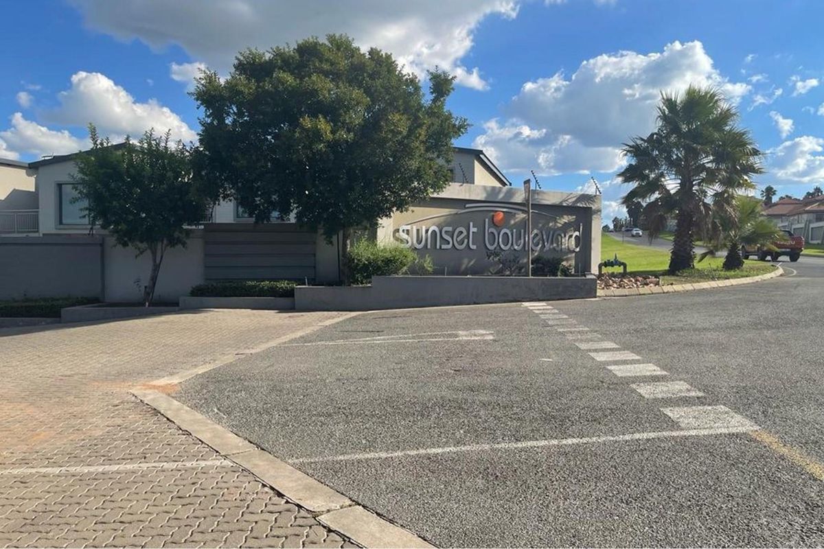 Don't miss out on this spacious apartment!!! - Photo 3