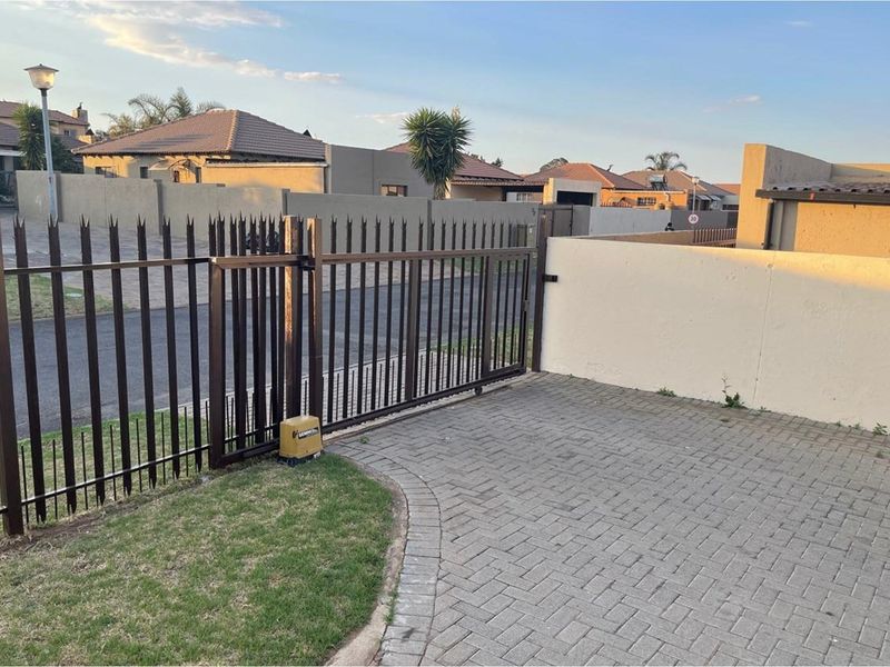 Charming  3 bedroom Townhuse - Photo 9