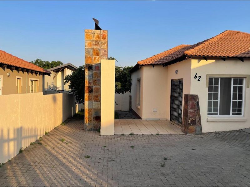 Charming  3 bedroom Townhuse - Photo 5