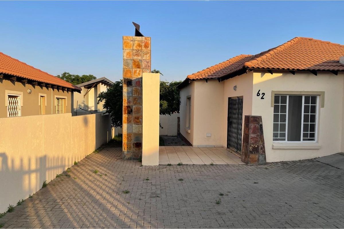 Charming  3 bedroom Townhuse - Photo 5