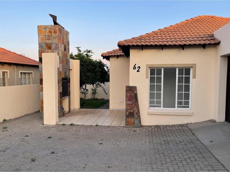 Charming  3 bedroom Townhuse - Photo 3