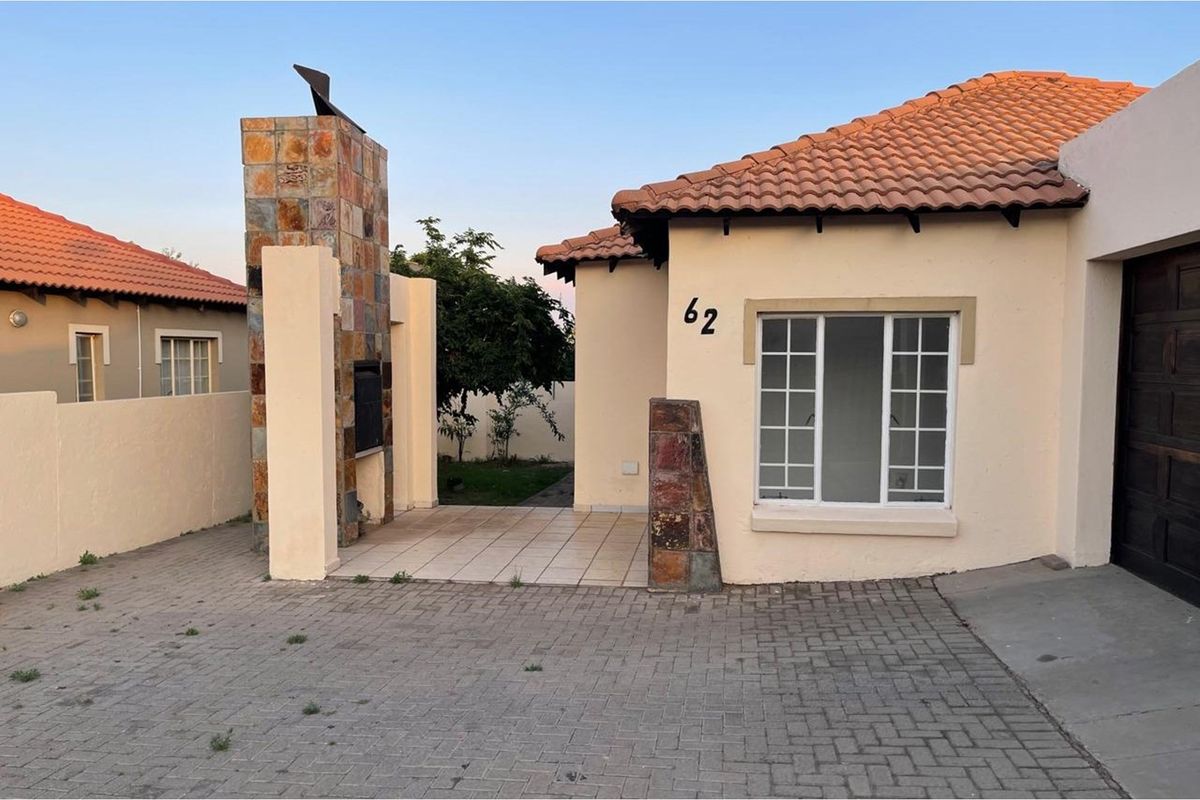 Charming  3 bedroom Townhuse - Photo 3