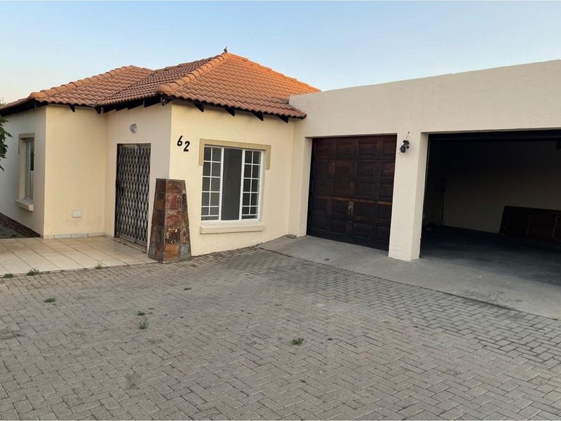 Charming  3 bedroom Townhuse - Photo 2