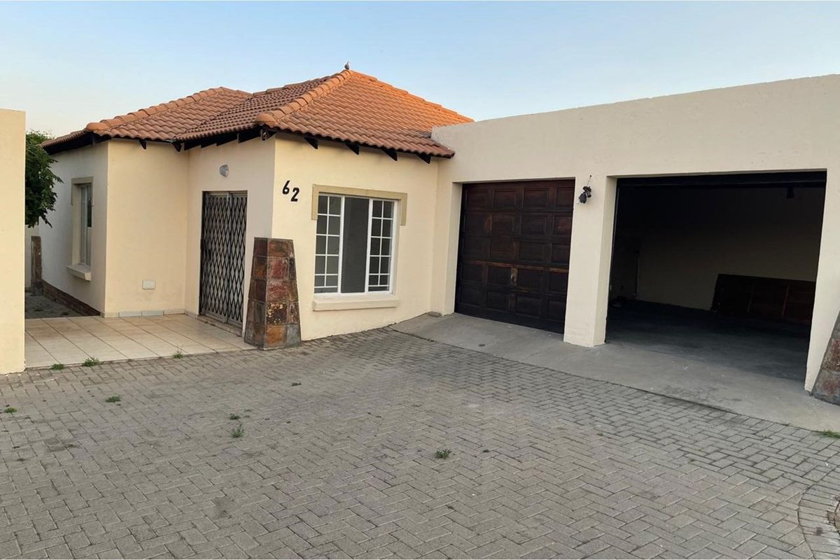 Charming  3 bedroom Townhuse - Photo 2