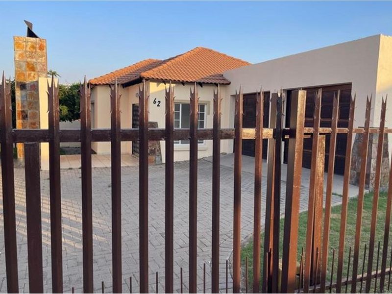 Charming  3 bedroom Townhuse - Photo 1