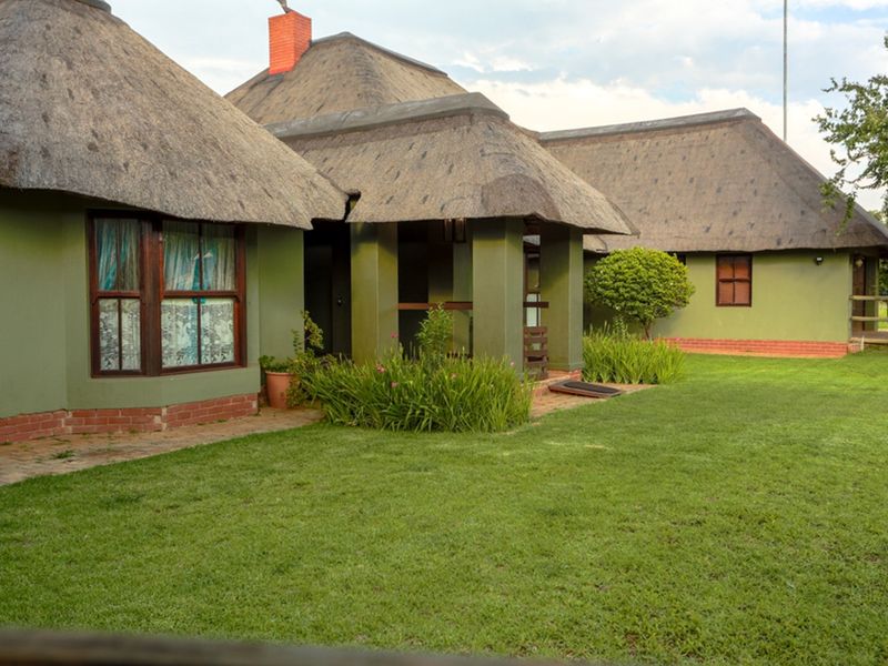 5 Bedroom House for Sale in Popular Letamo Game Estate close to Krugersdorp in Cradle of Humankind - Photo 4