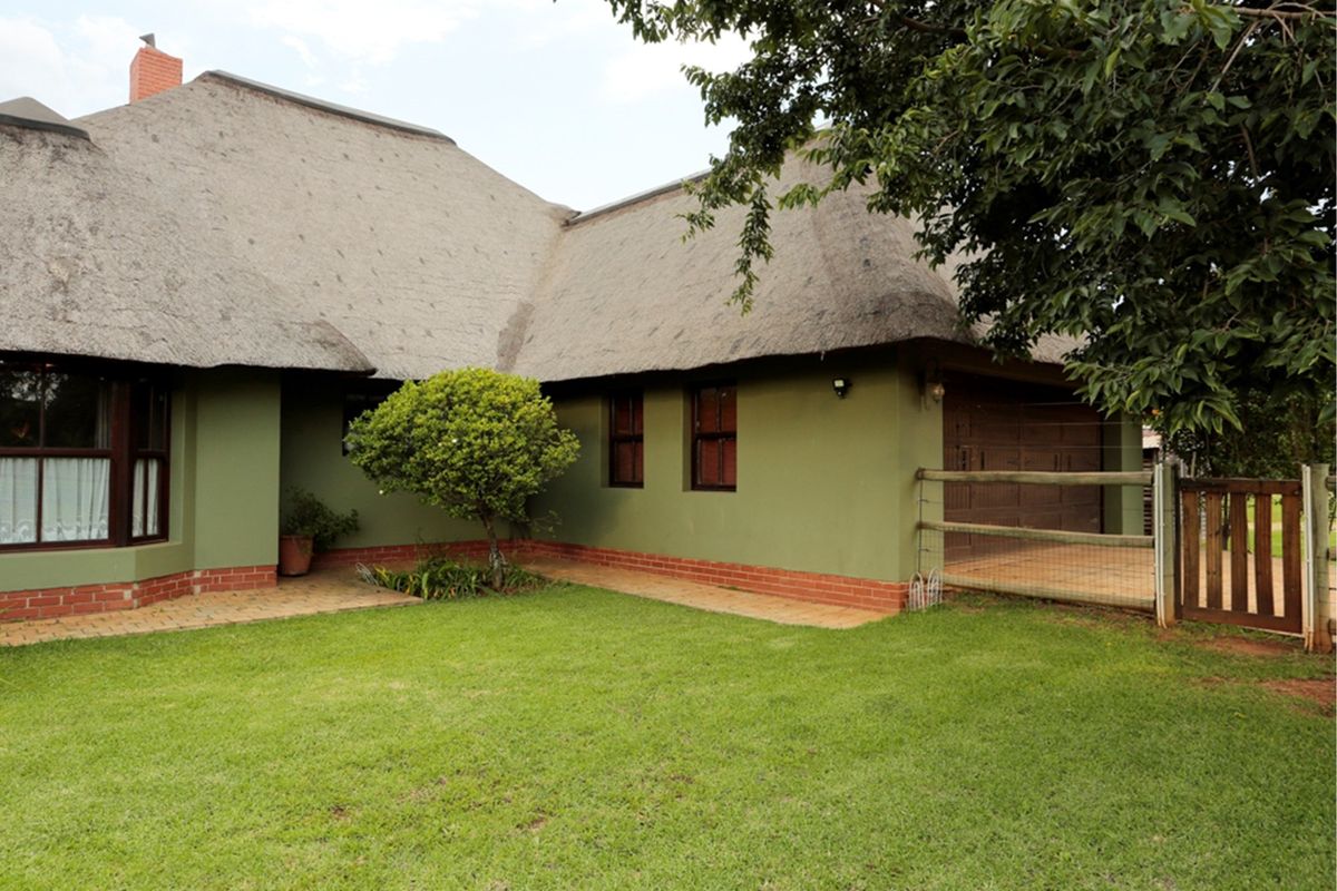 5 Bedroom House for Sale in Popular Letamo Game Estate close to Krugersdorp in Cradle of Humankind - Photo 5