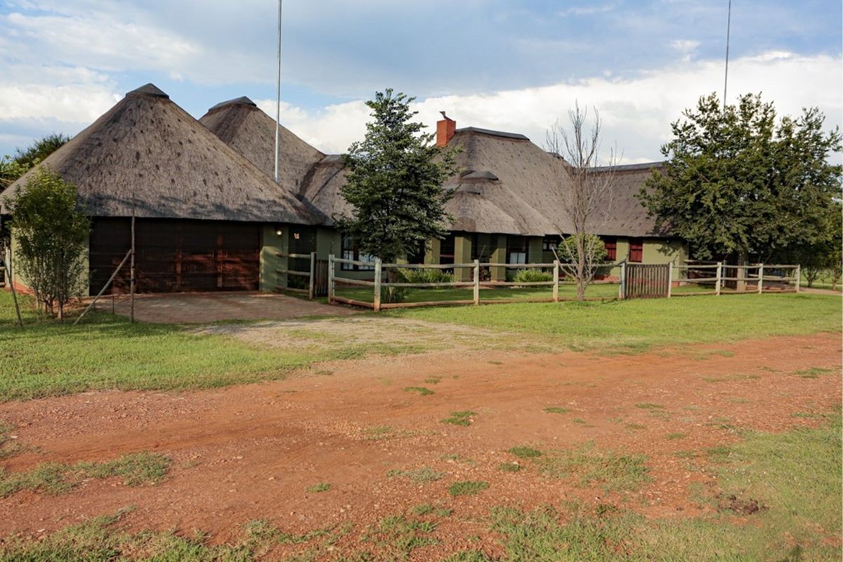 5 Bedroom House for Sale in Popular Letamo Game Estate close to Krugersdorp in Cradle of Humankind - Photo 2