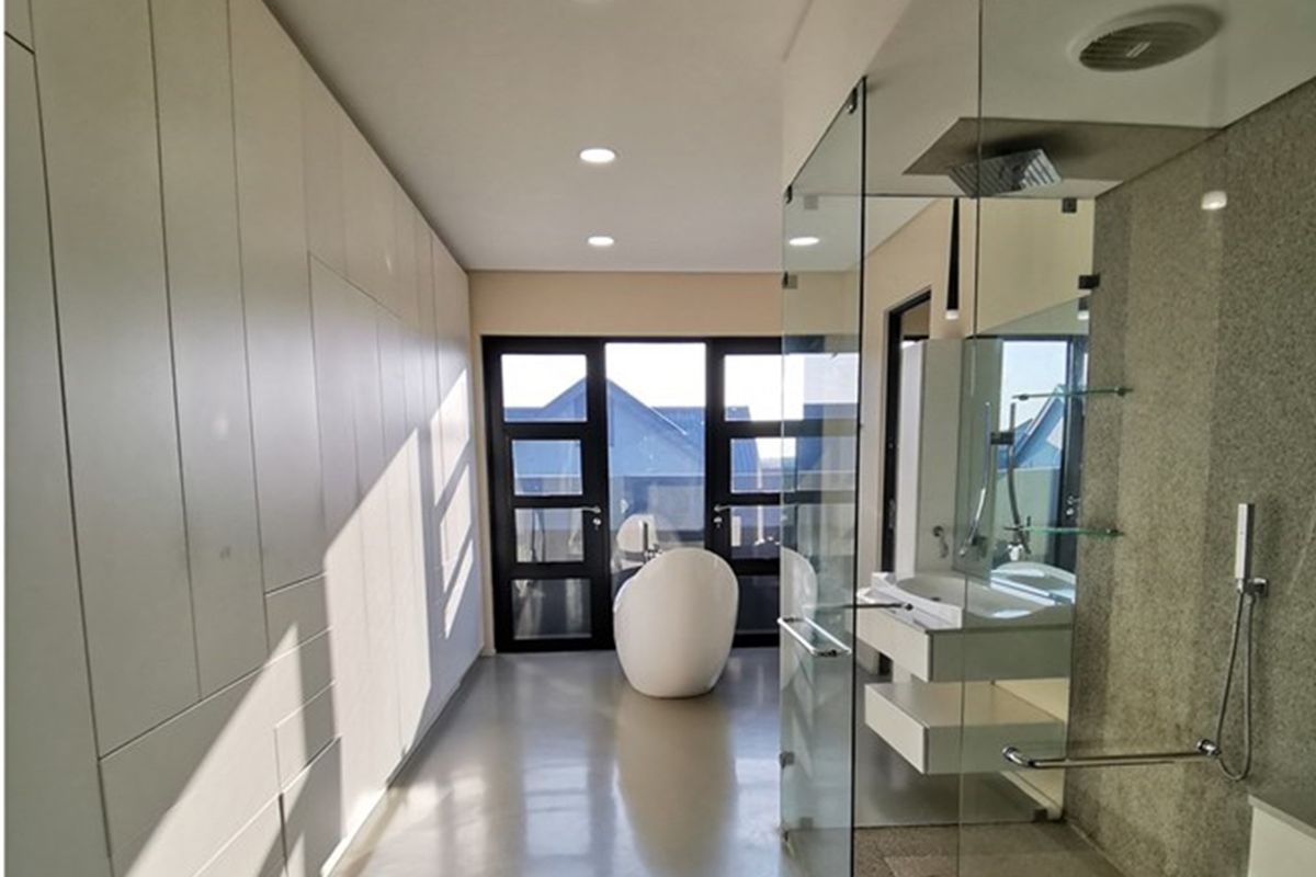 Unparalleled 3-Bedroom Masterpiece - Photo 2