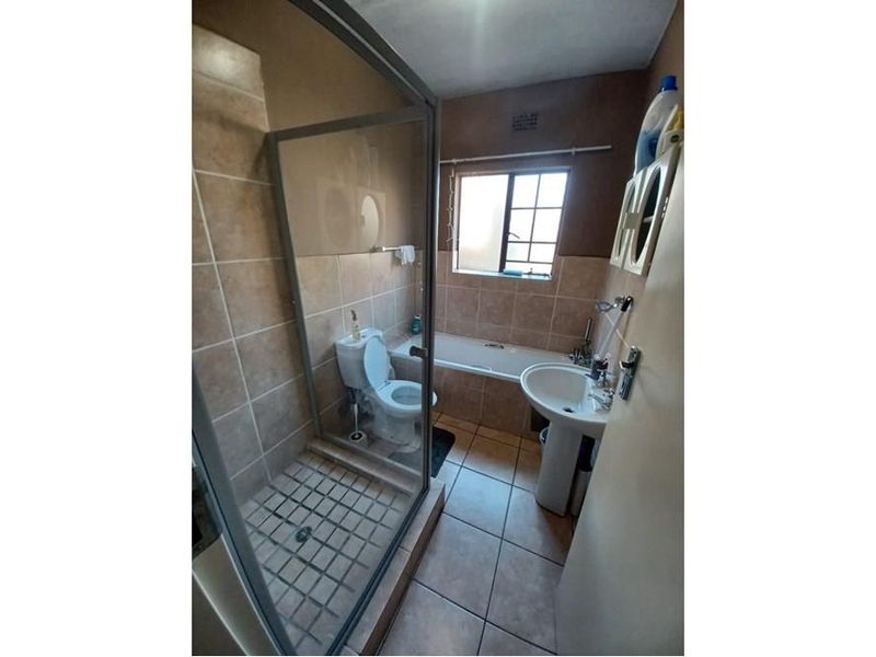 Safe and Secure 3 BED and 2 BATH Ground Floor- Family Size Duplex - Photo 8