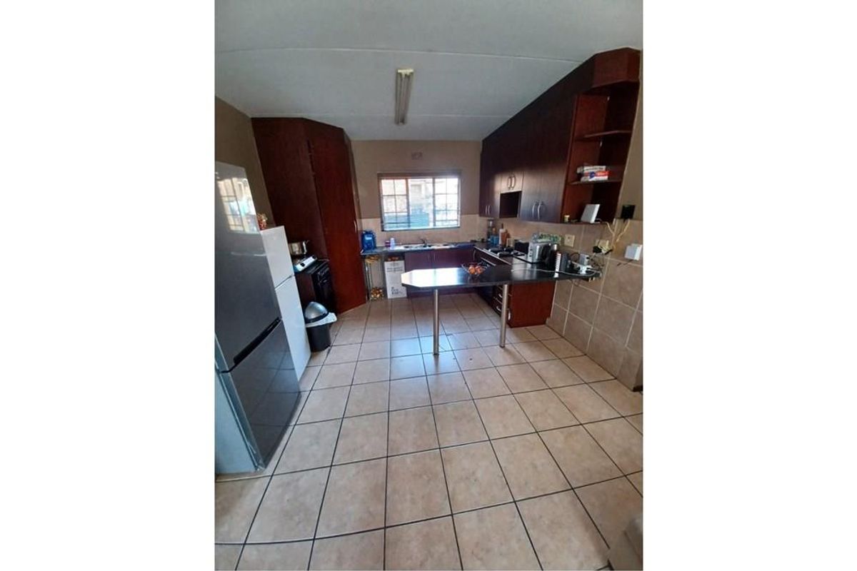 Safe and Secure 3 BED and 2 BATH Ground Floor- Family Size Duplex - Photo 5