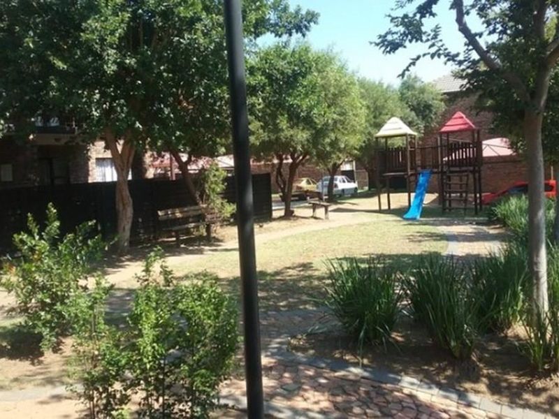 Safe and Secure 3 BED and 2 BATH Ground Floor- Family Size Duplex - Photo 10