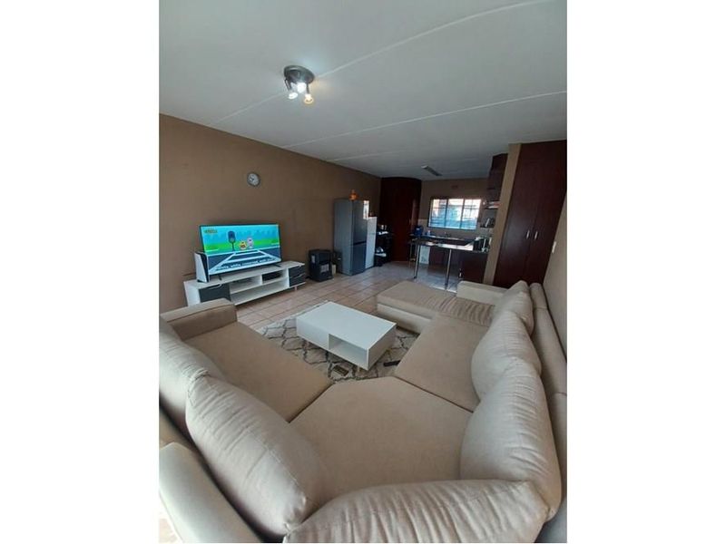 Safe and Secure 3 BED and 2 BATH Ground Floor- Family Size Duplex - Photo 2